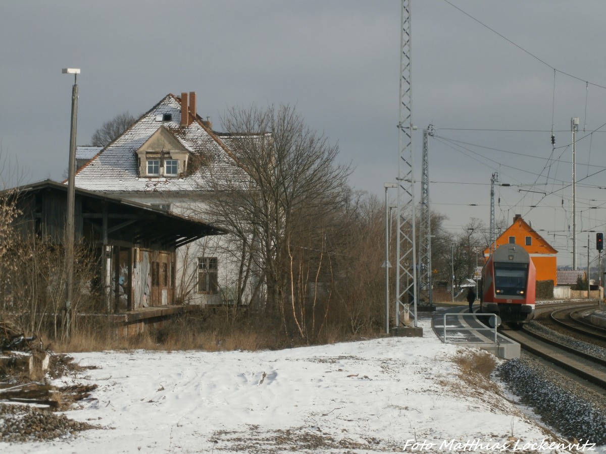 Mit Steuerwagen voraus verl�sst 143 831-6 als RB den Bahnhof Angersdorf am 4.2.15