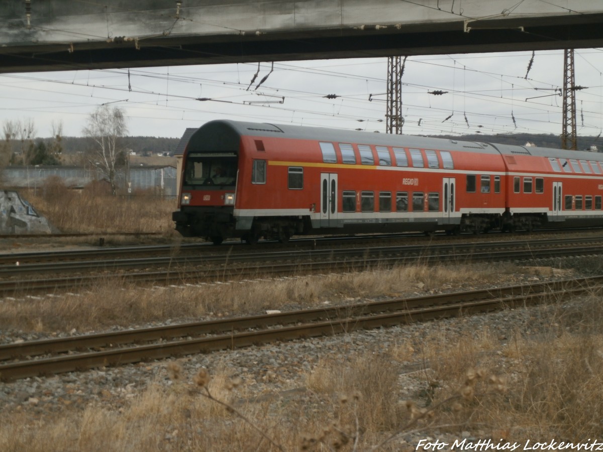 Mit Steuerwagen voraus verl�sst 143 959 den Bahnhof Naumburg (Saale) am 24.2.15