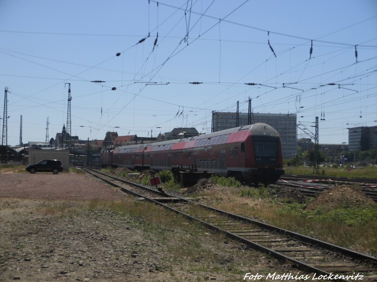 Mit Steuerwagen voraus verl�sst 143 959 den Hallenser Hbf am 5.6.15