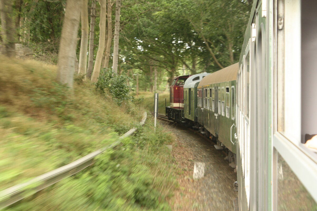 Mitf�hrt mit Zug von 86 1744 und 114 703 (203 230) zwischen Bergen auf R�gen und Lauterbach Mole am 1.8.21