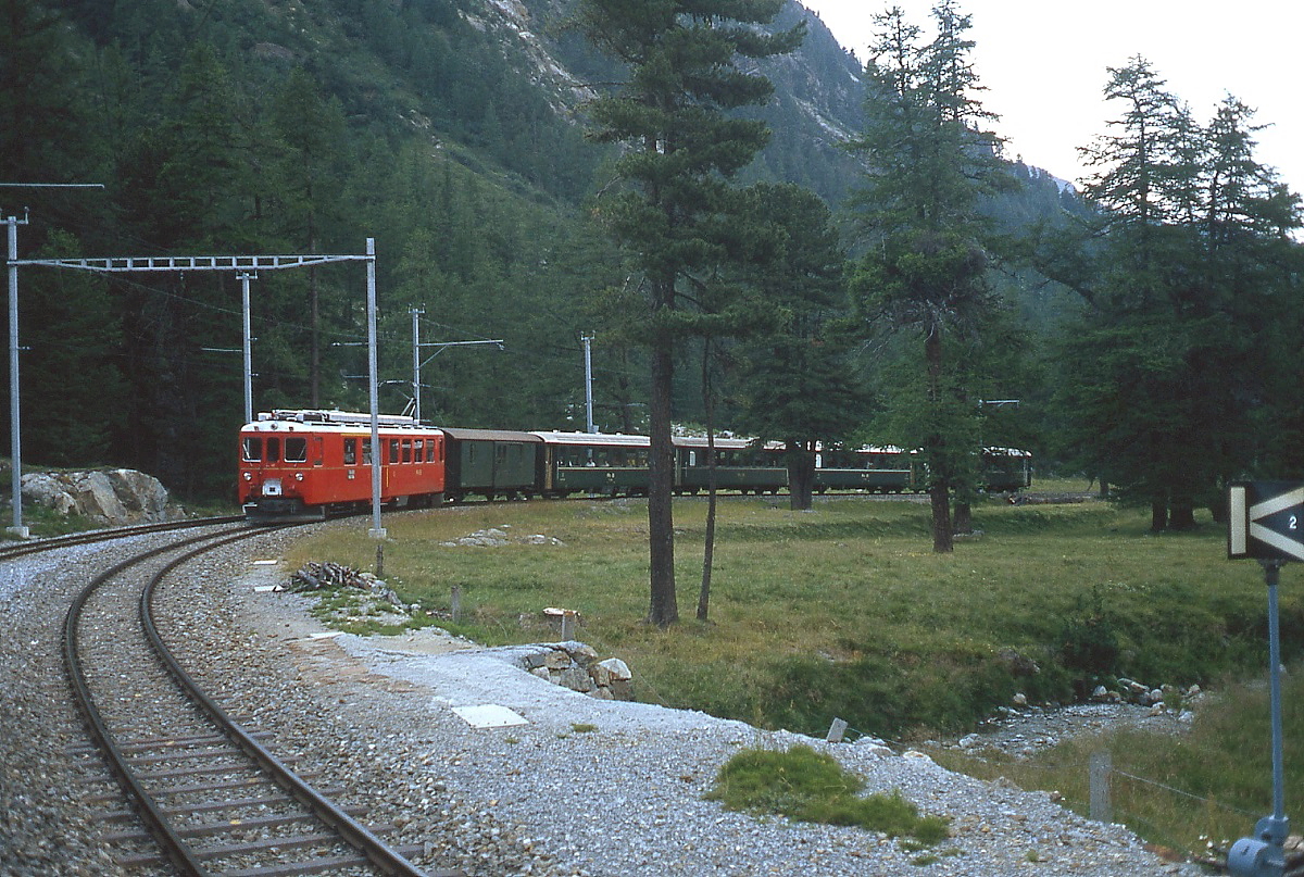 Mitte der 1970er Jahre fhrt ein ABe 4/4 II in die Station Morteratsch ein. Damals waren die Personenwagen der Berninabahn noch grn lackiert (Foto: Gerda Ldicke).