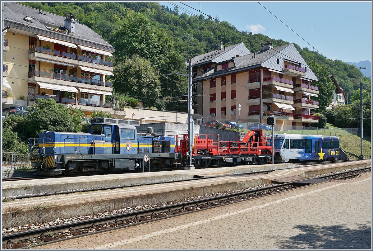 MOB Gm 4/4 2004  Albeuve , ein Fahrleitungsdienstwagen und der Steuerwagen des  Trains des Etoile  stehen in Chernex.
21. August 2018