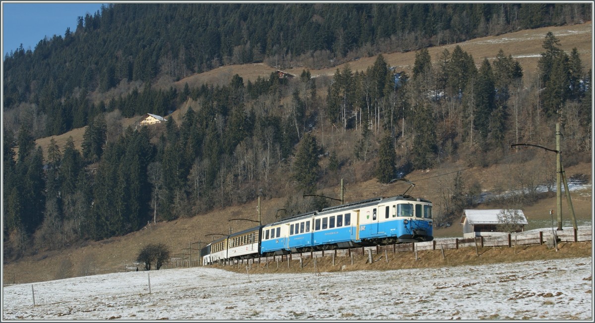 MOB Schnellzug von Montreux nach Zweisimmen bei Ch�teau d'Oex. 
23. Jan. 2011