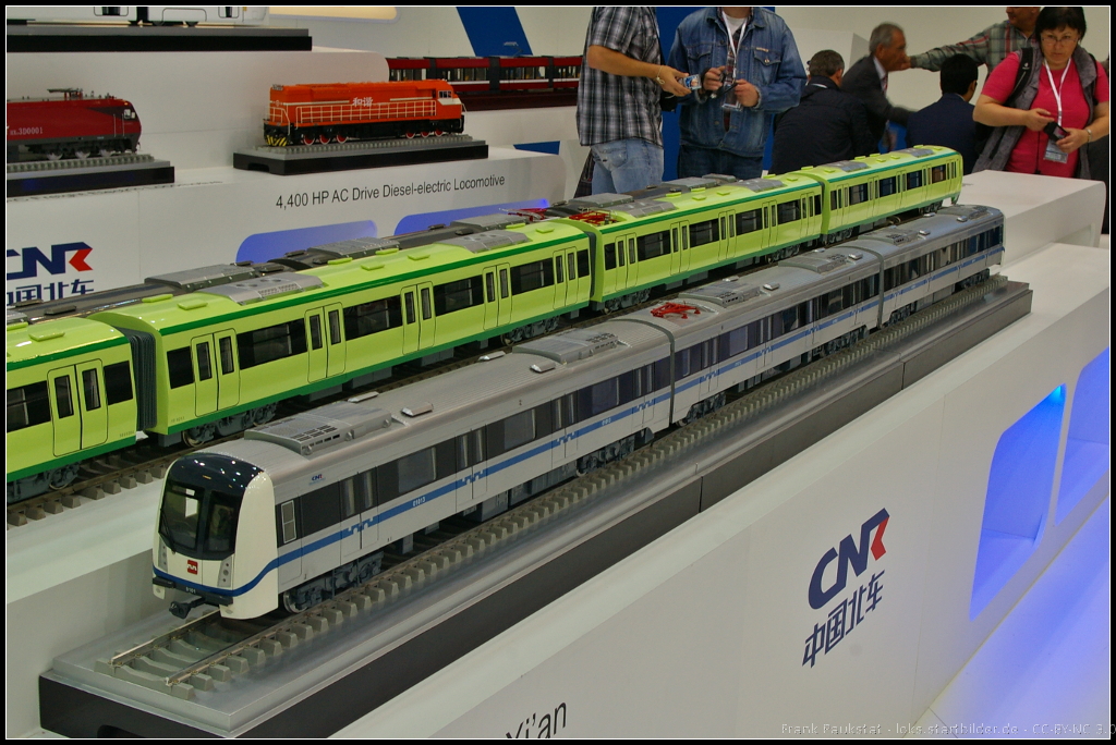Model of CNR 01013 Metro Car for Xi'an.

Die ersten Planungen für eine Metro begannen bereits Mitte der 1980er Jahre mit insgesamt 4 Linien und 73.2 km Streckenlänge. 2006 wurde der Plan überarbeitet und erweiterete die Streckenlänge auf 252 km. Bis zum Jahr 2030 will man 15 Metro-Linien in Betrieb nehmen. Ausgestellt war das Modell auf dem Messestand der CNR auf der InnoTrans 2014 in Berlin.

Website (english): http://en.chinacnr.com/394-973-10608.aspx
