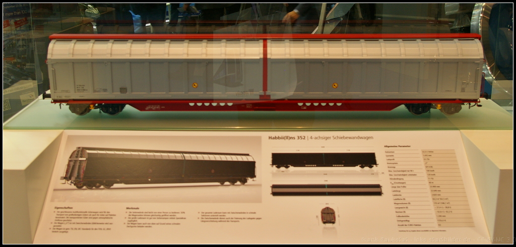 Model of Habbii(ll)ns 352 freight car.

Auf der InnoTrans 2014 in Berlin konnte man am Messestand der Astra Rail auch das Modell eines 4-achsigen Schiebewandwagen der Gattung Habbii(ll)ns 352 entdecken.
