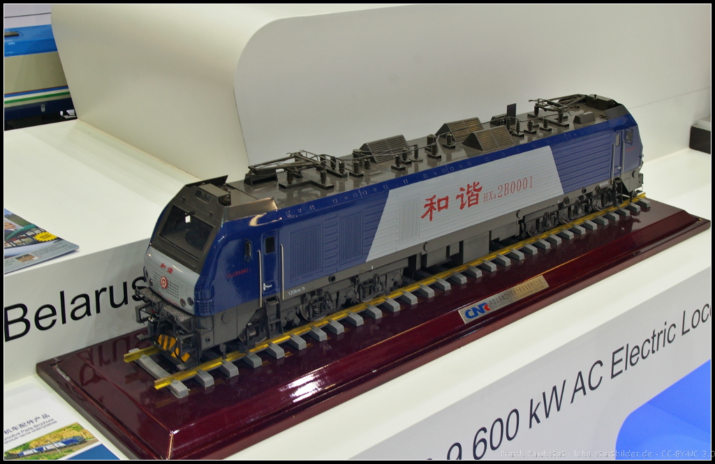 Model of HXD2B 001 9600 kW AC Electric Locomotive at InnoTrans 2014

Bei der chinesischen Baureihe HXD2B handelt es sich um eine 6-achsige E-Lok für den Güter- und Personenverkehr. Lokkasten, Motor und Elektronik stammen noch von der Baureihe HXD2 ab, die eine 4-achsige Lok ist. Das Modell stand bei CNR auf dem Messestand während der InnoTrans 2014 in Berlin.

Website Wiki (english): http://en.wikipedia.org/wiki/China_Railways_HXD2#HXD2B
Website CNR Data (english): http://en.chinacnr.com/394-964-10505.aspx
