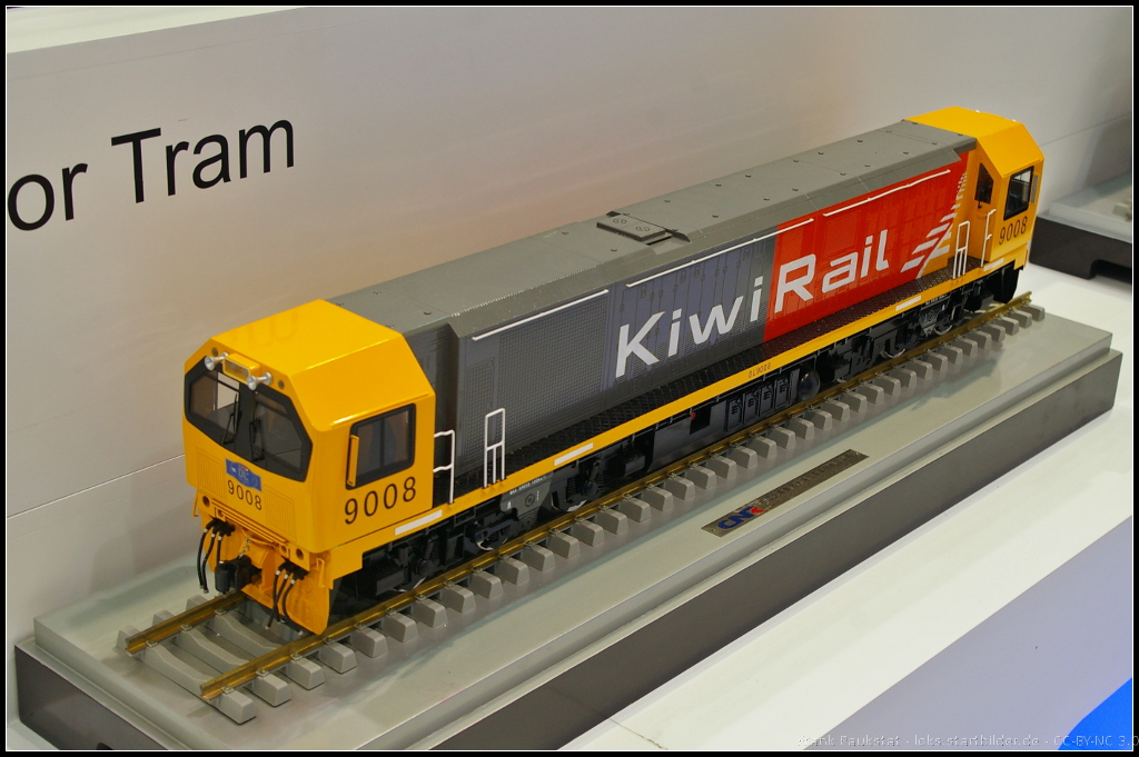 Model of KiwiRail 9008, Class DL, at InnoTrans 2014.

Bei der 9008, Baureihe DL, handelt es sich um eine Diesel-elektrische Lokomotive des Herstellers Dalian Locomotive and Rolling Stock Company mit einem Motor von MTU. Die Lok wird in Neuseeland für den Frachtverkehr eingesetzt. Im Jahr 2009 wurden 20 Stück geordert, weitere 20 im Jahr 2011.

Daten: Modell CKD-9B, Achsfolge Co-Co, Spurbreite 1067 mm, Länge 18.5 m, Gewicht 108 t, Motorleistung 2700 kW.

Weitere Daten Wiki (english): http://en.wikipedia.org/wiki/New_Zealand_DL_class_locomotive
 