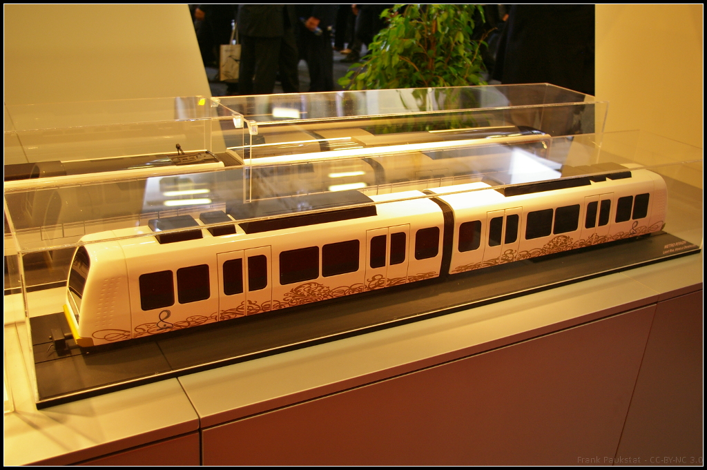 Model of Metro Riyadh Driverless.

Für die Metro in Riyadh wurde dieser zweiteilige Zug entwickelt. Er verfügt über eine Kapazität von 248 Fahrgästen, 4 Türen pro Seite und erreicht eine Höchstgeschwindigkeit von 60 km/h. Ausgestellt war das Modell am Messestand von AnsaldoBreda während der InnoTrans 2014 in Berlin.

Webseite Hersteller (english): http://www.ansaldobreda.it/en/prodottieservice/driverless/metroriyadhdriverless
