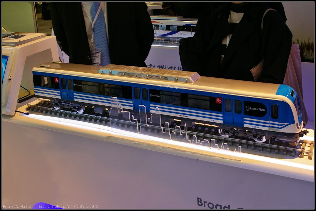 Modell eines Nahverkehrszugs der Transporte Publico in Buenos Aires (Argentinien), gebaut vom chinesischen Hersteller CSR Corporation Limited. Der Zug kann als 6- oder 9-Wagen-Zug eingesetzt werden.
<p>
Daten: 800V DC, H�he 3.1 m, Geschwindigkeit 100 km/h, 
