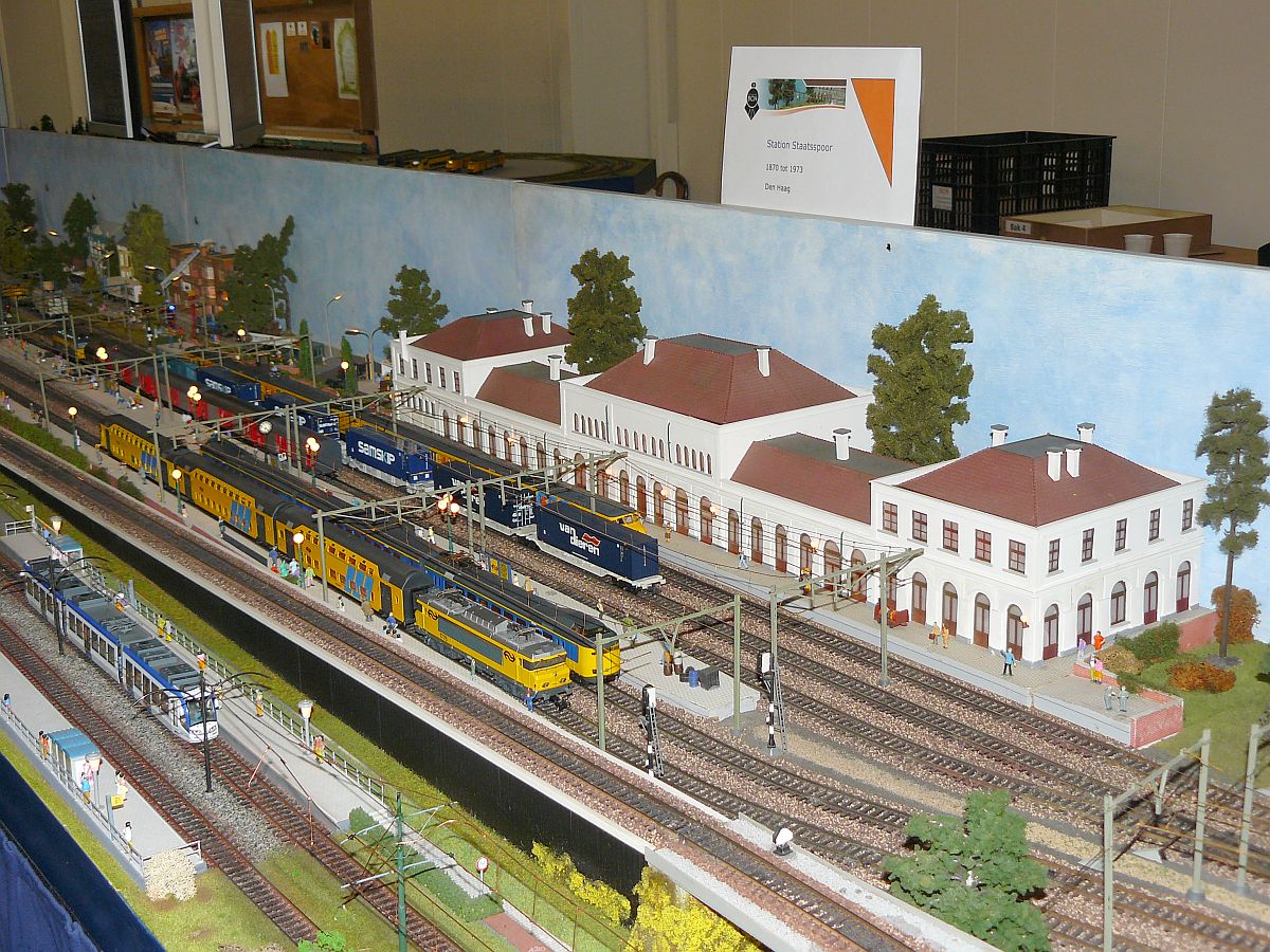 Modellbahn  BCN  (Bob’s Club Nederland) in Masstab H0. Nederlandse modelspoordagen Rijswijk, Niederlande 17-01-2015.

Modelbaan van Modulegroep BCN (Bob’s Club Nederland) met o.a. station Den Haag SS in schaal H0. Nederlandse modelspoordagen Rijswijk 17-01-2015.