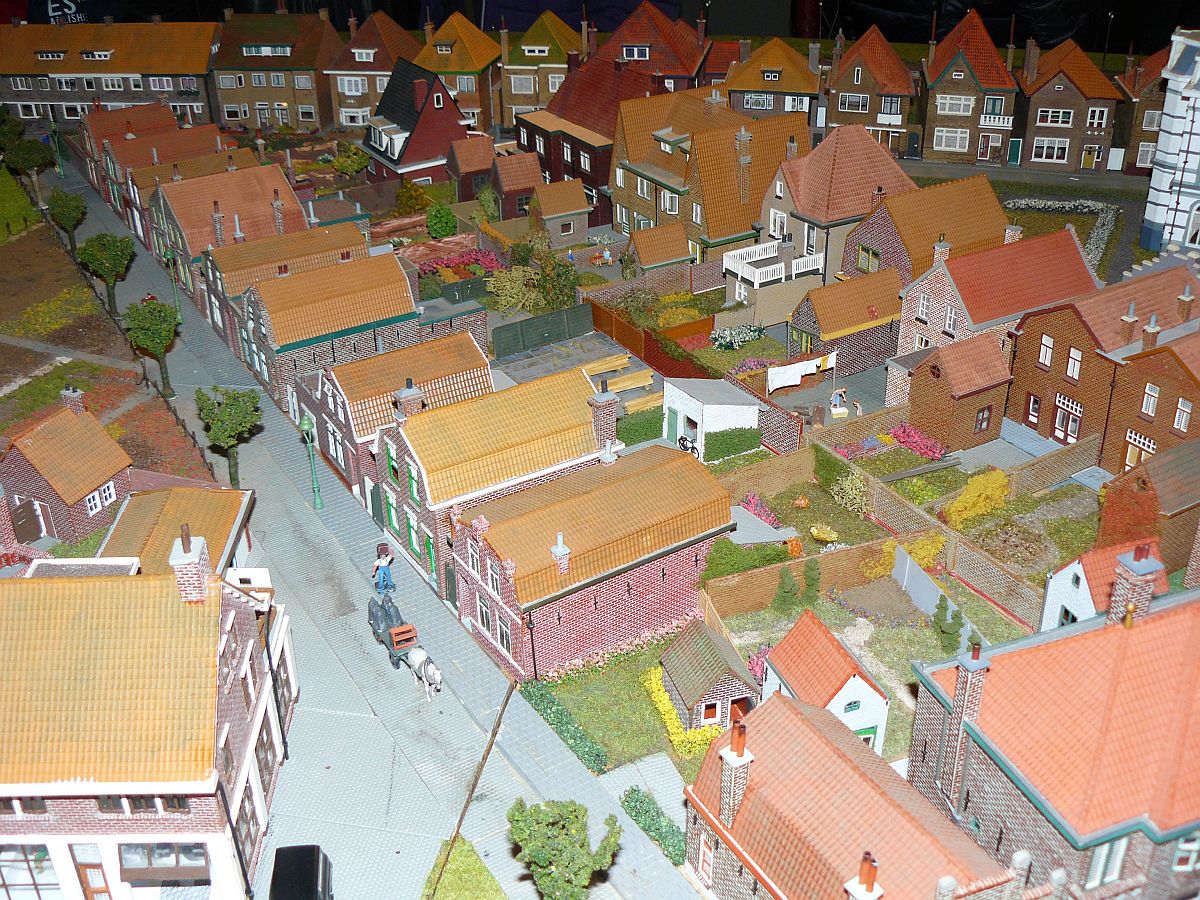 Modellbahn Epoche 2/3a  Zevenbergen  in H0 von MEC  Railkontakt . Nederlandse Modelspoordagen Rijswijk, Niederlande 11-01-2014.

Modelspoorbaan Zevenbergen en suikerfabriek tussen 1920 en 1950 in schaal H0 van Modelspoorgroep Railkontakt. Nederlandse Modelspoordagen Rijswijk 11-01-2014.