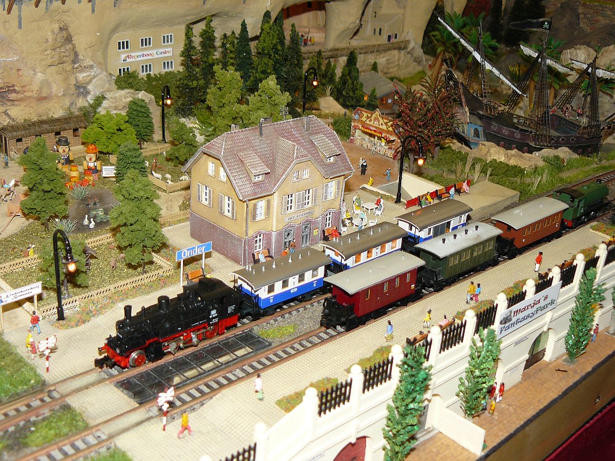 Modellbahn  Marja's Fantasy Park  in Masstab N. Nederlandse modelspoordagen, Rijswijk, Niederlande 17-01-2015. 

Modelbaan in atractiepark  Marja's Fantasy Park  in schaal N. Nederlandse modelspoordagen, Rijswijk 17-01-2015.

