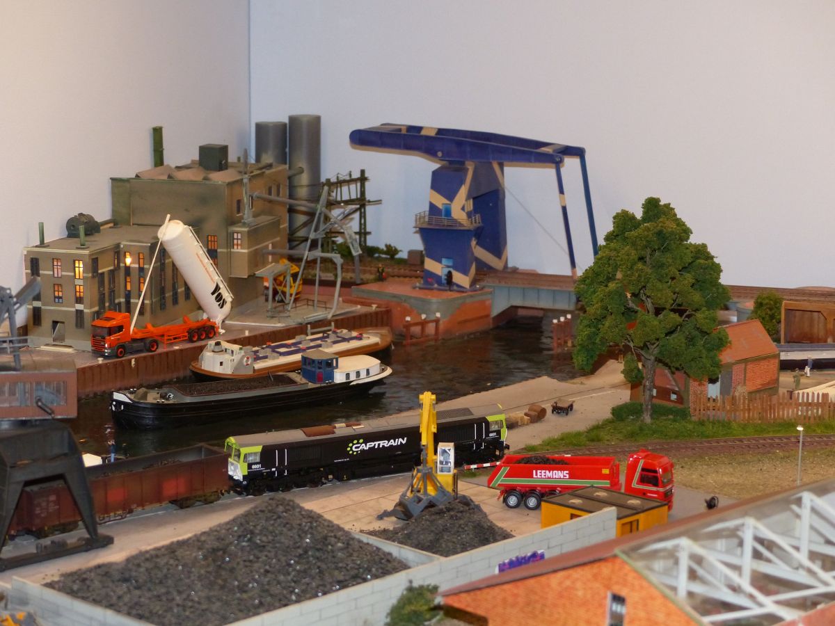 Modellbahn mit Hafen in Masstab H0. Ausstellung  RAIL 2020  Houten, Niederlande 21-02-2020. 

Modelspoorbaan met haven en kolenoverslag in schaal H0. Modelspoorevenement  RAIL 2020  Houten 21-02-2020.