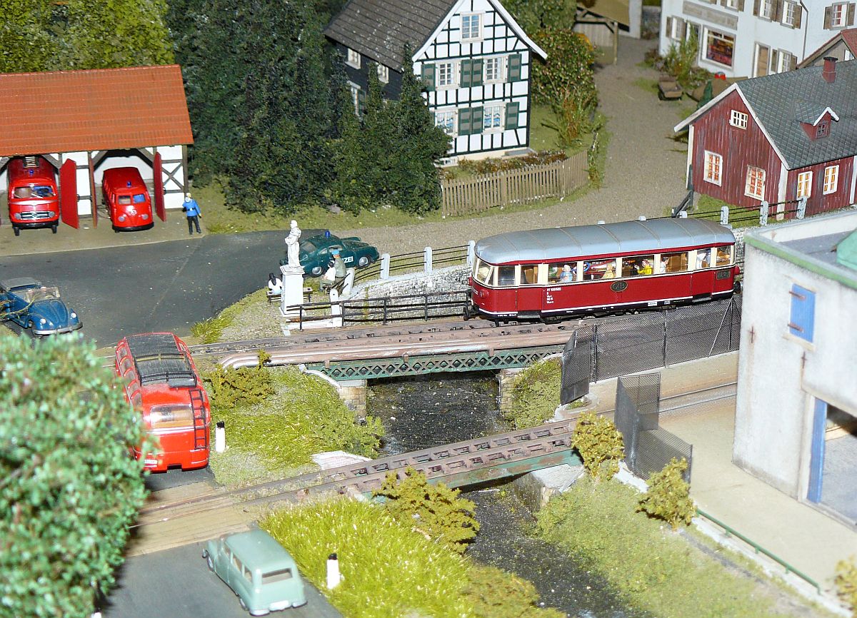 Modellbahn  Neu Birkenfeld  in H0e von MEC Spijkspoor. Nederlandse Modelspoordagen Rijswijk, Niederlande 11-01-2014.

Smalspoor modelbaan  Neu Birkenfeld  in schaal H0e van Model Spoorweg Club Spijkspoor. Nederlandse Modelspoordagen Rijswijk 11-01-2014.