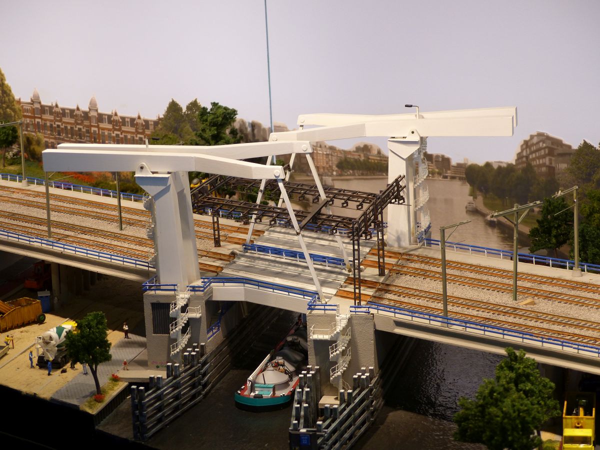 Modelleisenbahn in Masstab H0. Ausstellung  RAIL 2020  Houten, Niederlande 21-02-2020. 

Modelspoorbaan Delftshaven Schiebrug in schaal H0. Modelspoorevenement  RAIL 2020  Houten 21-02-2020