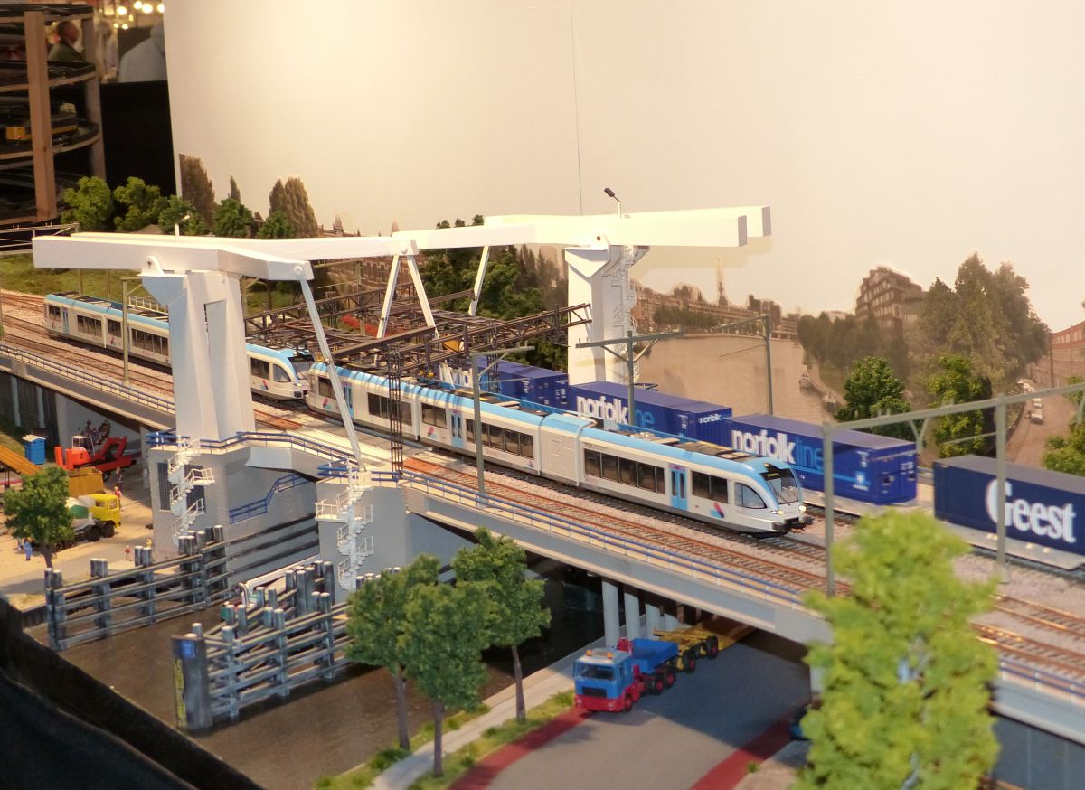 Modelleisenbahn in Masstab H0  Delfshavense Schiebruggen . Ausstellung  Nederlandse modelspoordagen  in Rijswijk, Niederlande 09-01-2016. 

Modelspoorbaan  Delfshavense Schiebruggen  in schaal H0 van modelspoorvereniging Maas Buurt Spoor (MBS). Nederlandse modelspoordagen. Rijswijk 09-01-2016.



