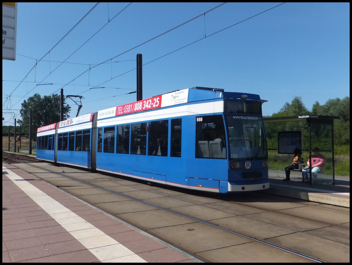 Moderne Stra�enbahn in Rostock.