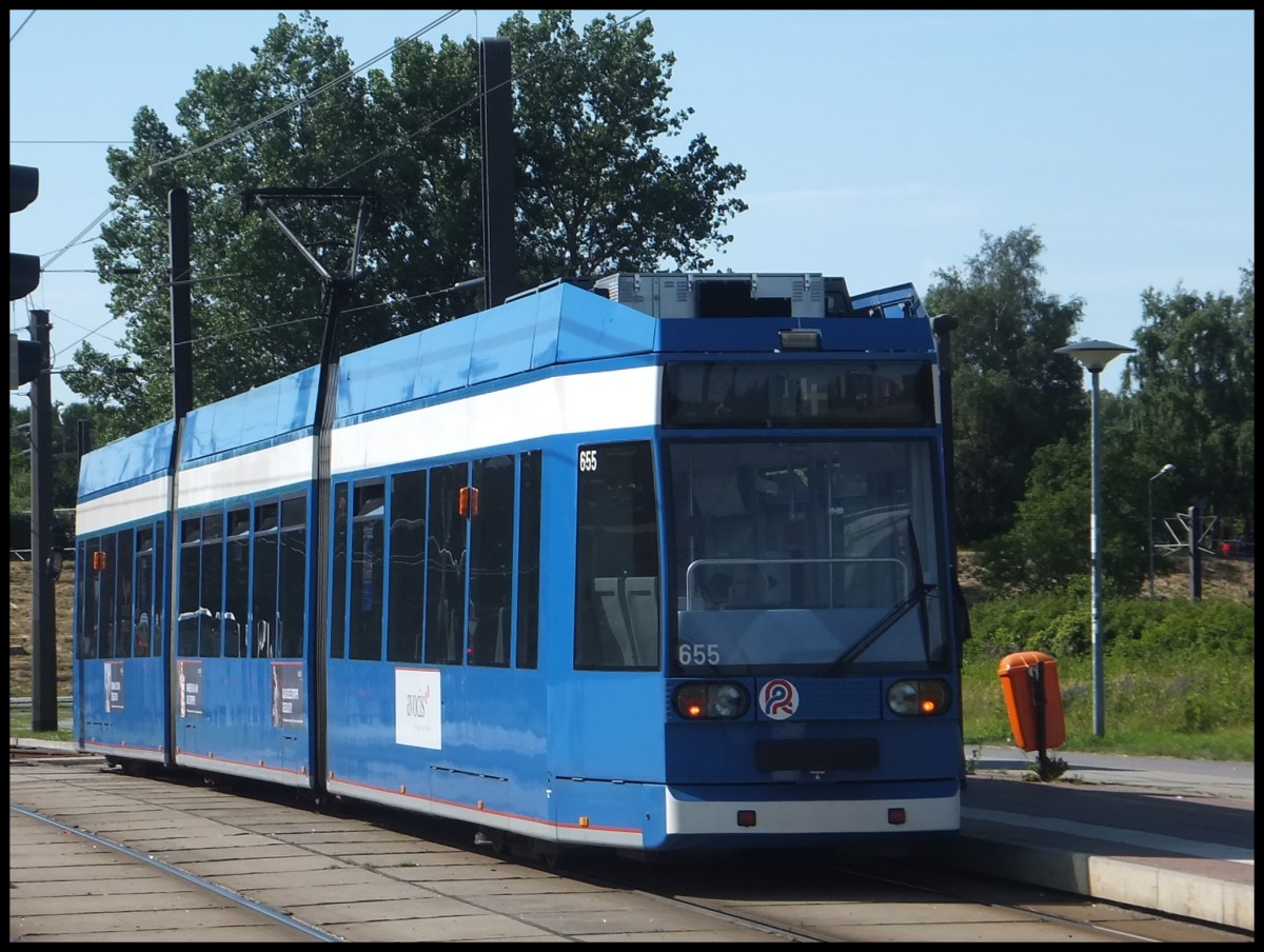 Moderne Stra�enbahn in Rostock.