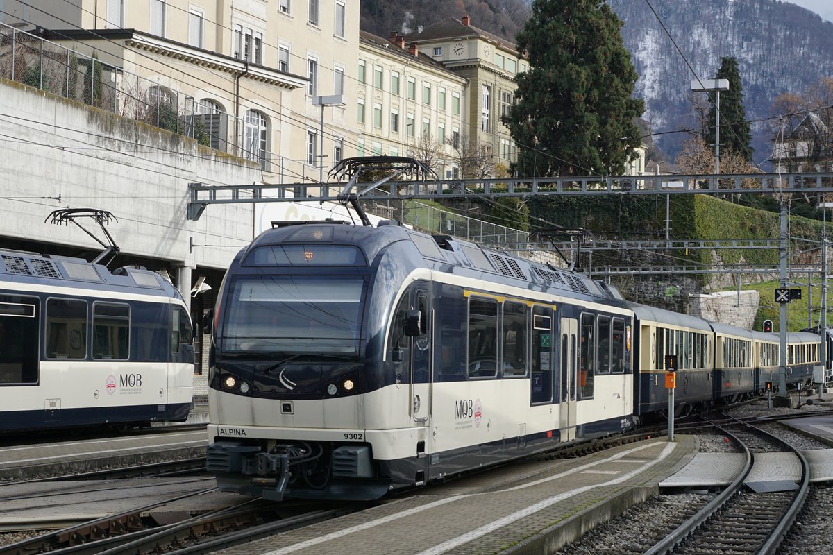 Montreux-Oberland Bernois Bahn/MOB.
EINST UND JETZT.
Bahnhof Montreux mit Zügen in den Jahren 1985 und 2020.
ABe 4/4 9302 ALPINA mit dem MOB GoldenPass Belle Epoque anlässlich der Bahnhofseinfahrt vom 30. Dezember 2020.
Trotz den grossen Erneuerungen beim Rollmaterial ist noch ein Hauch Nostalgie übrig geblieben.
Foto: Walter Ruetsch