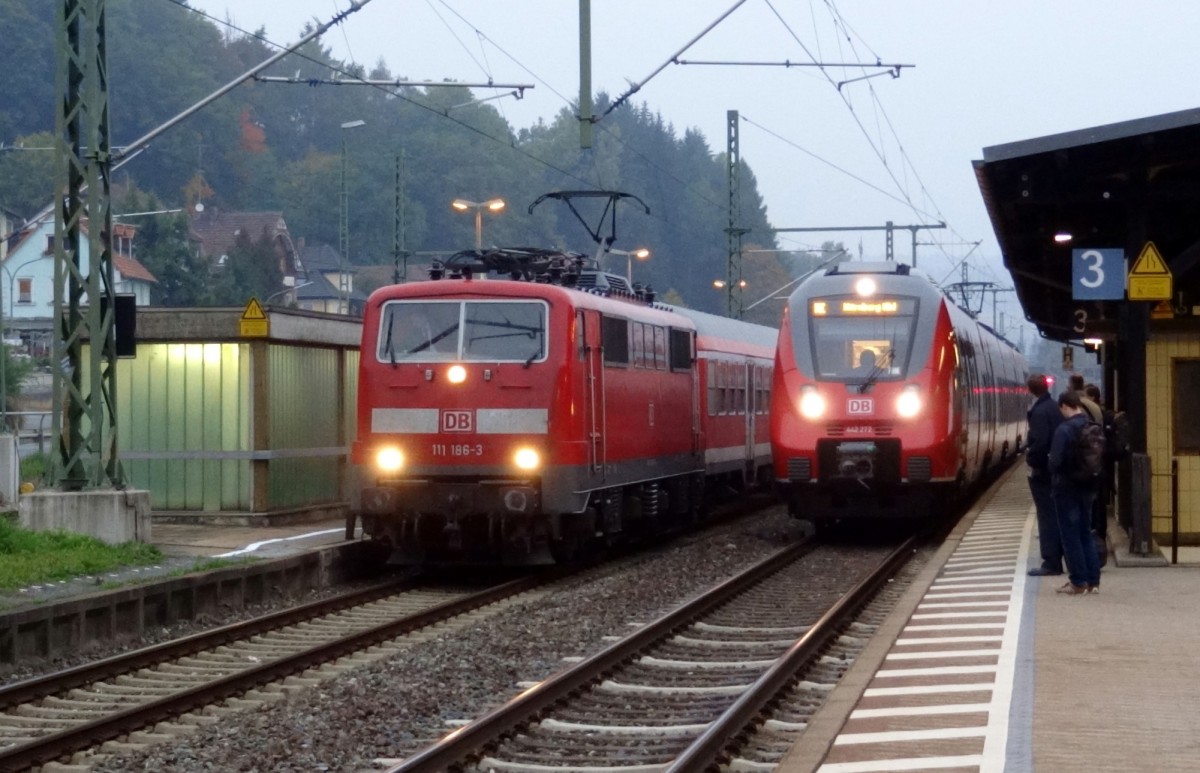 Morgens um 7:47 Uhr in Kronach. Am Gleis 3 ist soeben der RE nach N�rnberg Hbf �ber Bamberg eingefahren, links daneben am Gleis 4 steht die RB nach Bamberg, die im Gegensatz zum RE �berall h�lt.