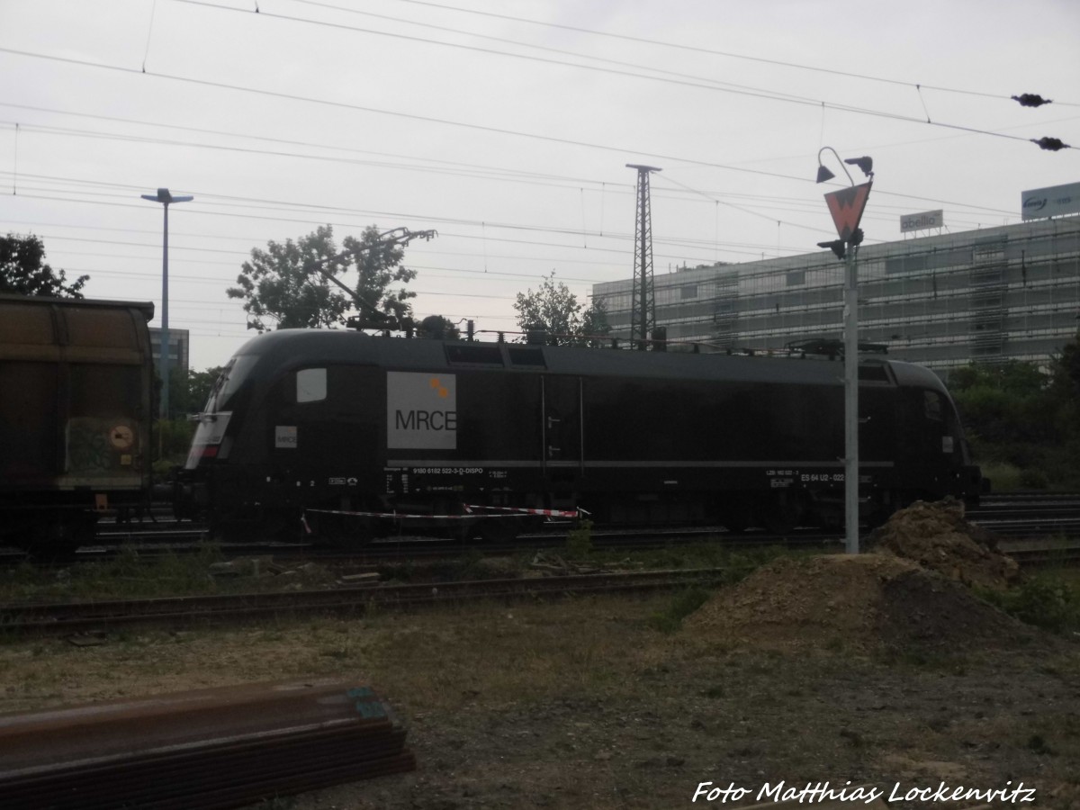 MRCE 182 522 mit einem G�terzug beim verlassen des Hallenser Hbf am 13.6.15