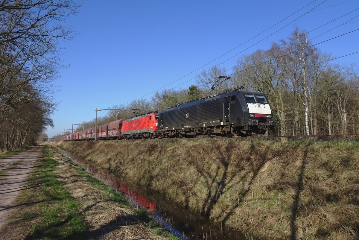 MRCE 189 094 zieht am 18 M�rz 2022 ein Kohlezug durch Tilburg Oude Warande.