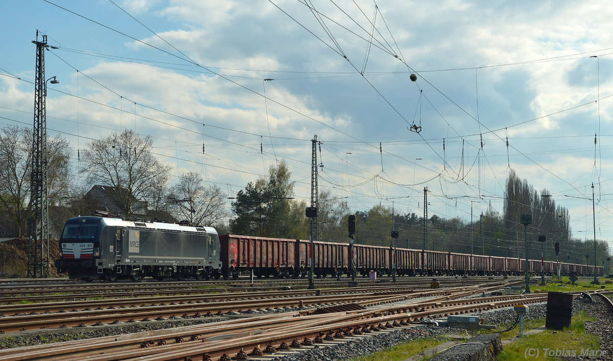 MRCE 193 871-1 bei der Durchfahrt mit einem einheitlichen G�terzug am 06.04.2016 durch Darmstadt-Kranichstein.