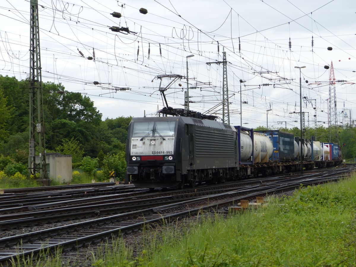 MRCE loc 189 093-8 vermietet an NordCargo mit Gterzug. Rangierbahnhof Gremberg bei Bahnhbergang Porzer Ringstrae, Kln, 20-05-2016.

MRCE loc 189 093-8 verhuurd aan NordCargo met een goederentrein. Rangeerstation Gremberg bij overweg Porzer Ringstrae, Keulen, 20-05-2016.