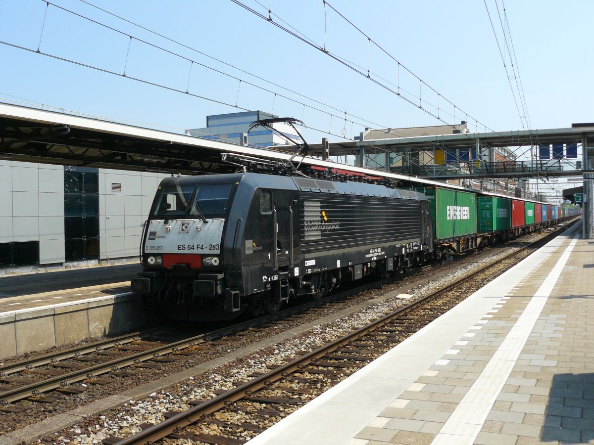 MRCE Lok 189 283-5 mit Containerzug. Gleis 1 Dordrecht, Niederlande 12-06-2015.

MRCE loc 189 283-5 verhuurd aan CTL met containertrein. Spoor 1 Dordrecht, Nederland 12-06-2015.