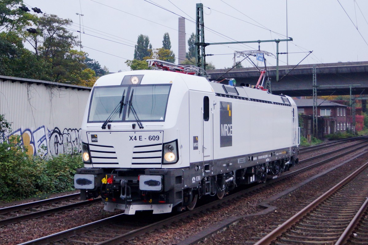 MRCE: Mit etwas Fotografenglück konnte am 14. Oktober 2015 die nigelnagelneue noch schneeweisse MRCE X4 E-609 in HAMBURG HARBURG als Lokzug verewigt werden.
Foto: Walter Ruetsch