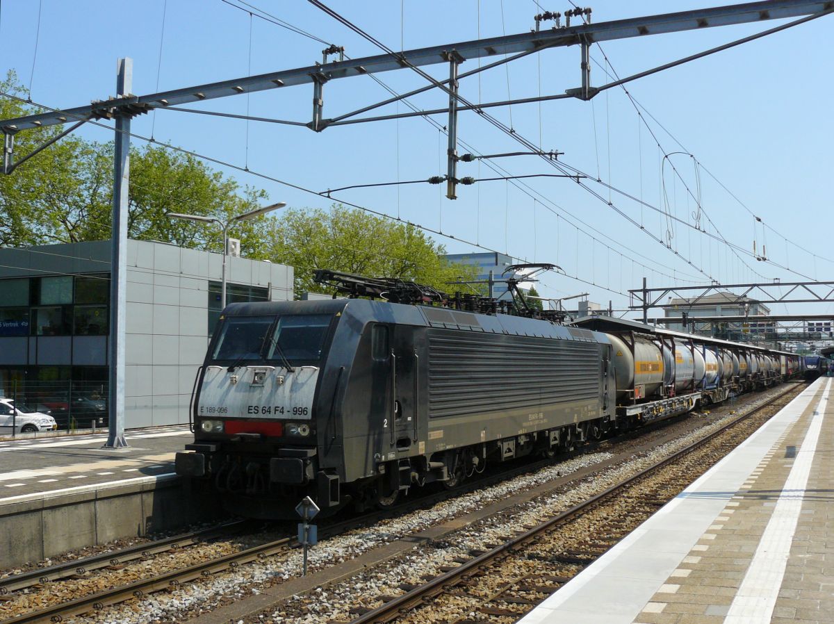 MRCE (Mitsui Rail Capital Europe) Lok 189 096-1 mit Gterzug. Gleis 1 Dordrecht, Niederlande 12-06-2015.

MRCE (Mitsui Rail Capital Europe) loc 189 096-1 met een containertrein. Spoor 1 Dordrecht, Nederland 12-06-2015.