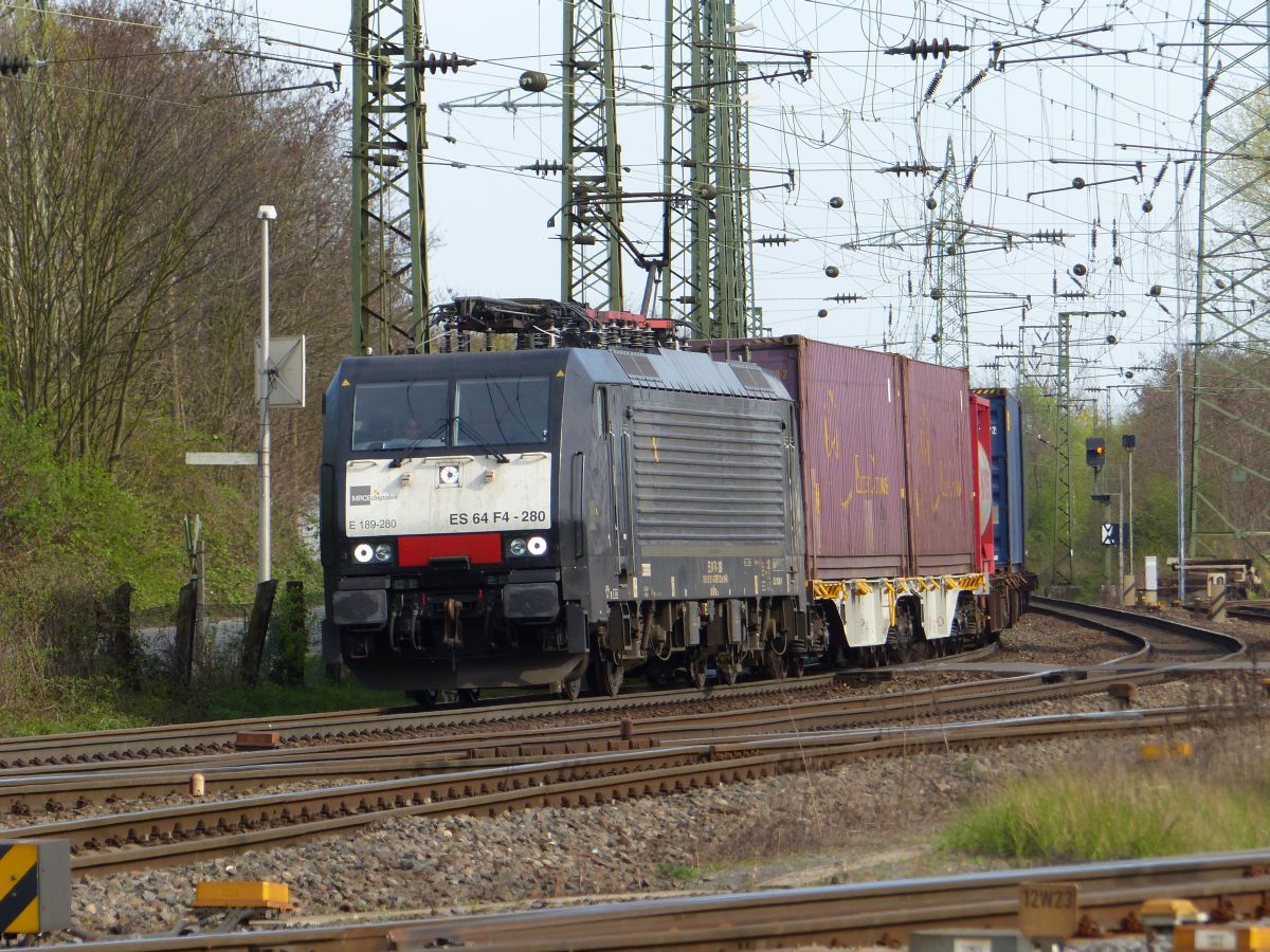 MRCE (Mitsui Rail Capital Europe) Lok 189 280 rangeerstation Kln Gremberg, Porzer Ringstrae, Kln 31-03-2017.


MRCE (Mitsui Rail Capital Europe) loc 189 280 rangeerstation Keulen Gremberg bij de Porzer Ringstrae, Keulen 31-03-2017.