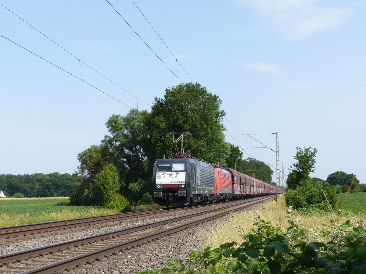 MRCE (Mitsui Rail Capital Europe) Lokomotive 189 093-8 mit Schwesterlok Wasserstrasse, Hamminkeln 18-06-2021.

MRCE (Mitsui Rail Capital Europe) locomotief 189 093-8 met zusterloc Wasserstrasse, Hamminkeln 18-06-2021.