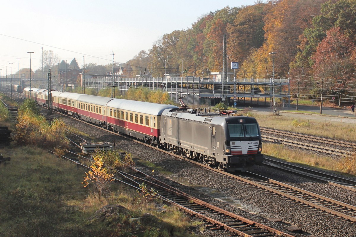MRCE - X4E - 606 mit einen  AKE  Sonderzug auf den Weg nach Westerland / Sylt. Aufgenommen am 01.11.2015 in Tostedt.