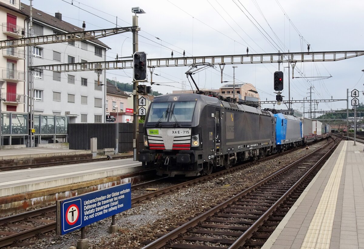 MRCE X4E-715 zieht am 20 Mai 2022 ein KLV durch Olten.