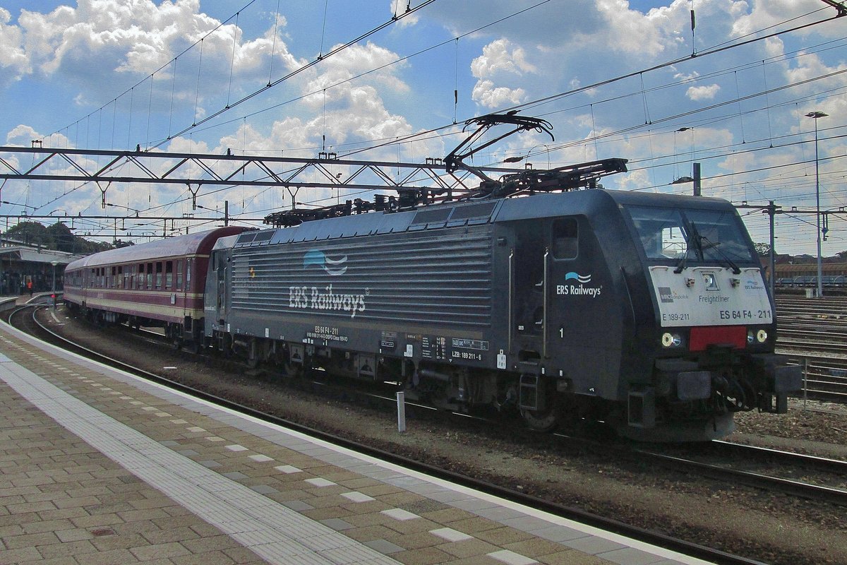 M�ller Tanzzug mit 189 211 steht am 18 Juli in Venlo.