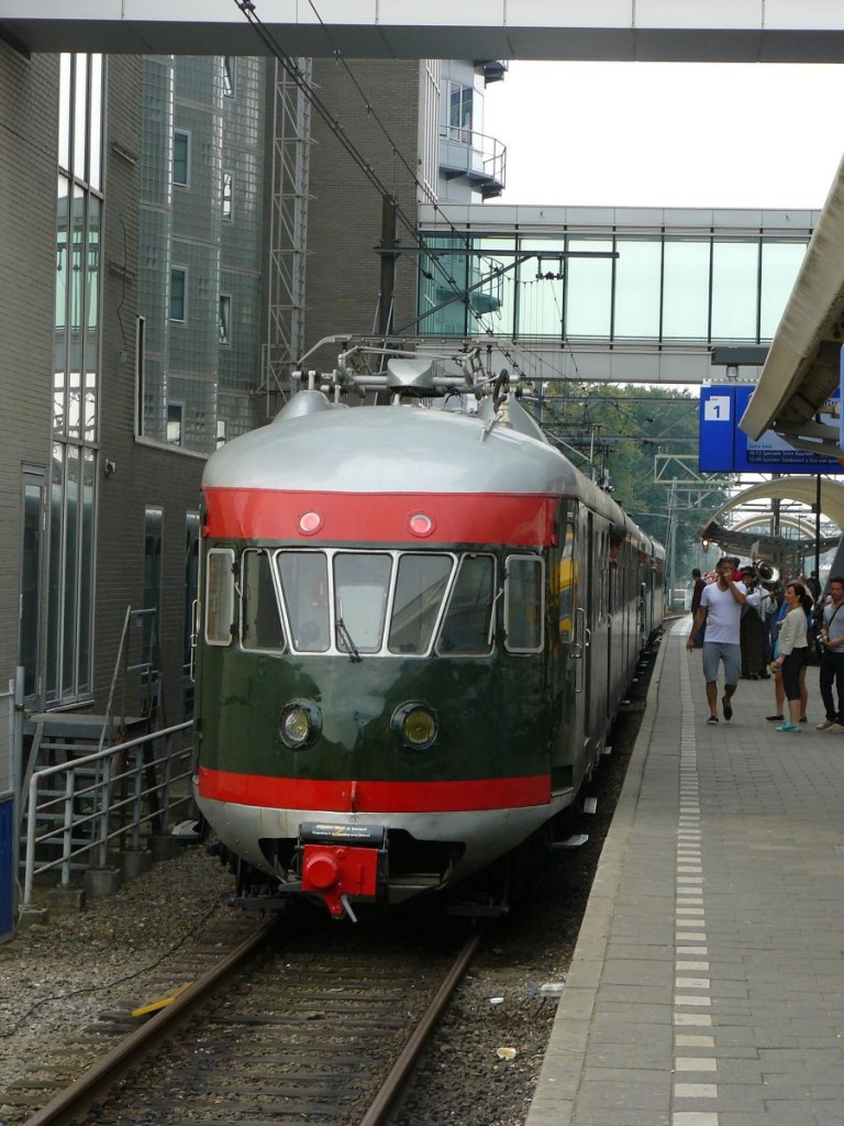 Museum Triebwagen 273 Bauart  Mat '46  als Sonderzug nach Haarlem wegen 175 Jahre Eisenbahn in der Niederlande. Gleis 1 Amsterdam Centraal Station 20-09-2014.


Mat '46 treinstel 273 van het Nederlands Spoorwegmuseum als extra trein naar Haarlem i.v.m. 175 jaar spoor in Nederland. Spoor 1 Amsterdam CS 20-09-2014.