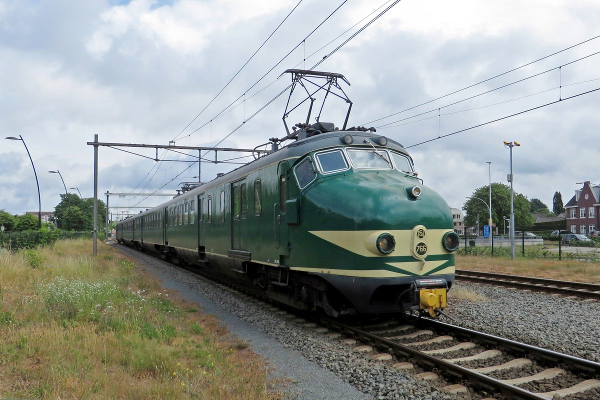 Museumstriebzug 766 durcheilt am 5 Juni 2020 Wijchen.