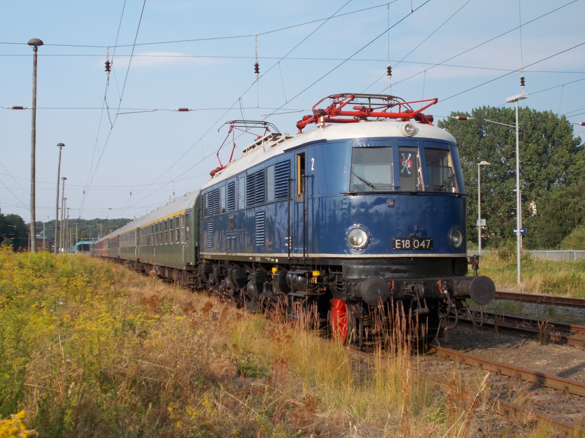 Nach 119 158 und EKO Trans 143 001 kam die E18 047 mit ihren Piratenexpress aus Ilmenau nach Rügen.Am 26.Juli 2014 stand sie bis zur Rückfahrt in Bergen/Rügen.