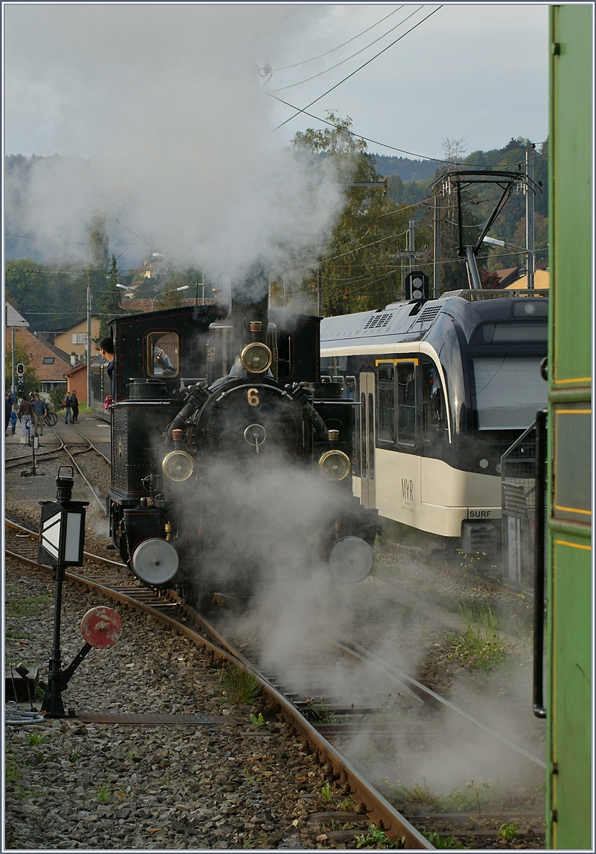 Nach der Ankunft in Blonay, hat die G 3/3 N° 6 ihren Zug in die Steigung zurückgeschoben, wo er nun Handbremsengesichert stehen bleibt, während die Dampflok auf ein freies Gleis dampft. Am Zug werden dann die Handbremsen vorsichtig gelöst und er wird auf das Bahnsteiggleis rollen, die Lok vorne ran gesetzt und fertig ist das Manöver. 

20 Okt. 2019