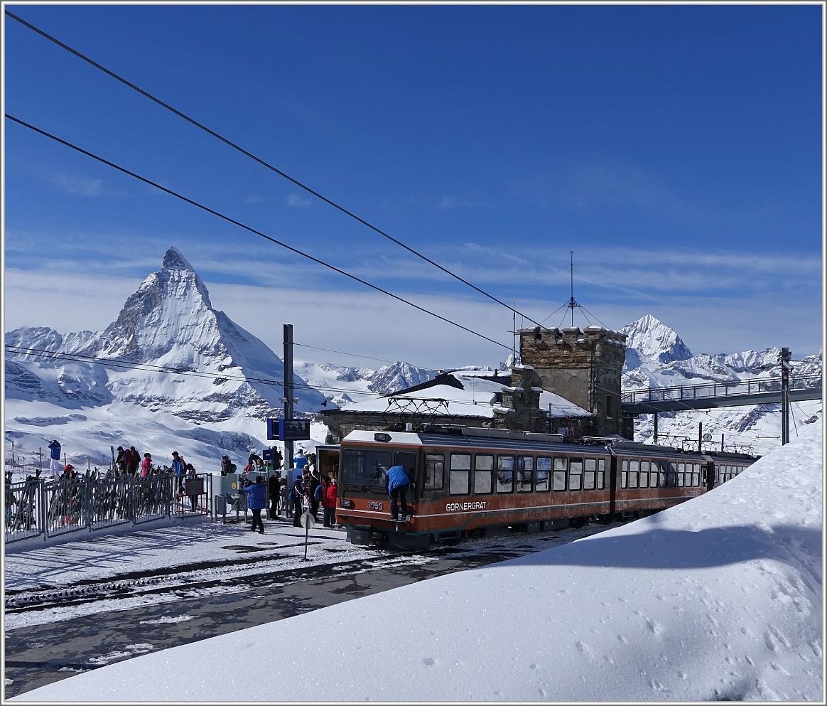 Nach der Ankunft des Zuges herrscht reger Betrieb an der Bahnstation Gornergrat.
(27.02.2014)