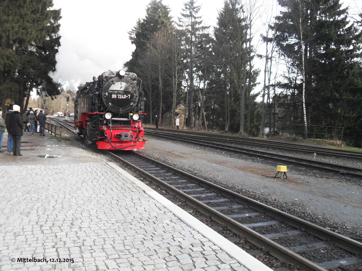Nach Ankunft in Drei-Annen-Hohne fuhr 99 7240-7 ans andere Zugende um wieder zur�ck auf den Brocken zu fahren. Dieses Bild entstand am 12.12.2015.