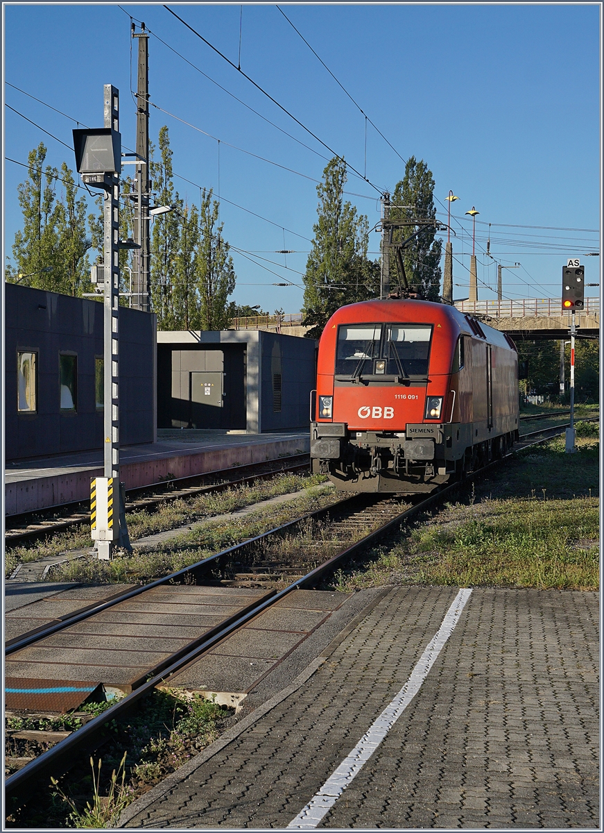 Nach der Ankunft mit ihrem NighJet rangiert die ÖBB 1116 091 in Bregenz. 
26. Sept. 2018