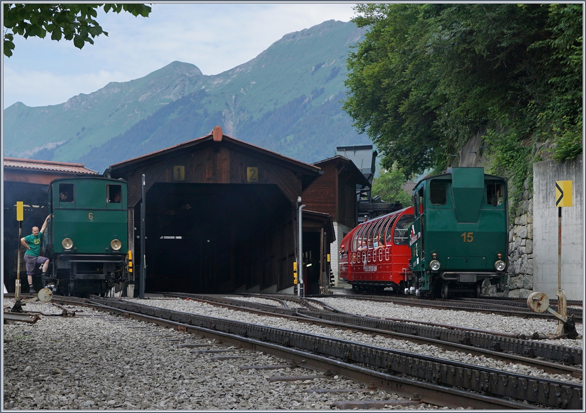 Nach der Ankunft unseres Zuges konnte ich die Kohlebefeuerte H 2/3 N° 6 und die ausfahrende H 2/3 N° 15 vom Bahnsteig aus aufnehmen. 
8. Juli 2016