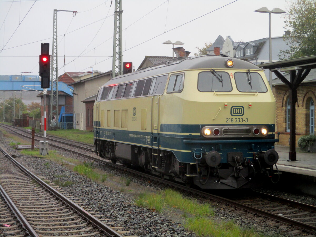 Nach der Ankunft,des Sonderzuges aus Ribnitz Damgarten West,mu�te die PRESS 218 333,am 18.Oktober 2026,am Nordkopf,in Bergen/R�gen,wenden.
