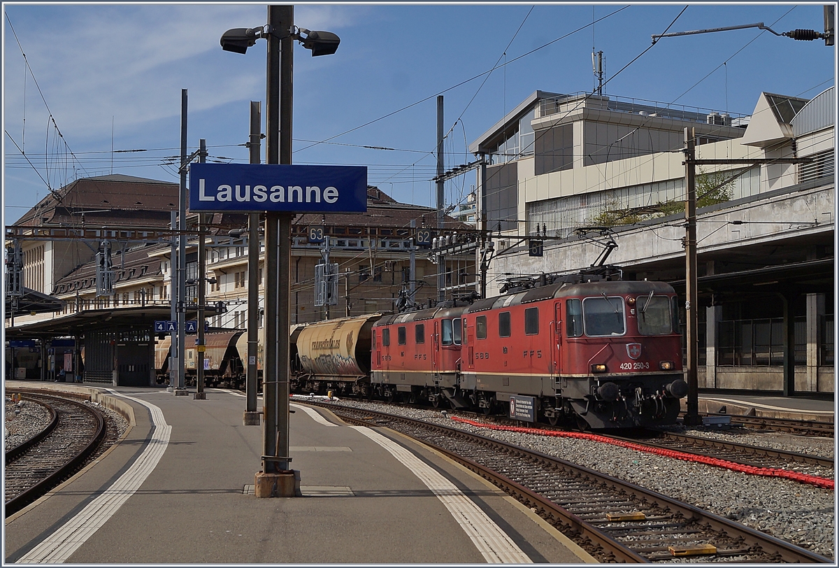 Nach dem Abwarten der Blockdistanz in Lausanne setzen die beiden Re 4/4 II 11250 und 11275 mit dem Spaghetti-Zug von Frankreich nach Italien ihre Fahrt fort. Der Zug besteht aus 17 Uagpps (o.ä.) bzw. die beiden Loks haben 68 Achsen am Hacken. 

17. April 2020