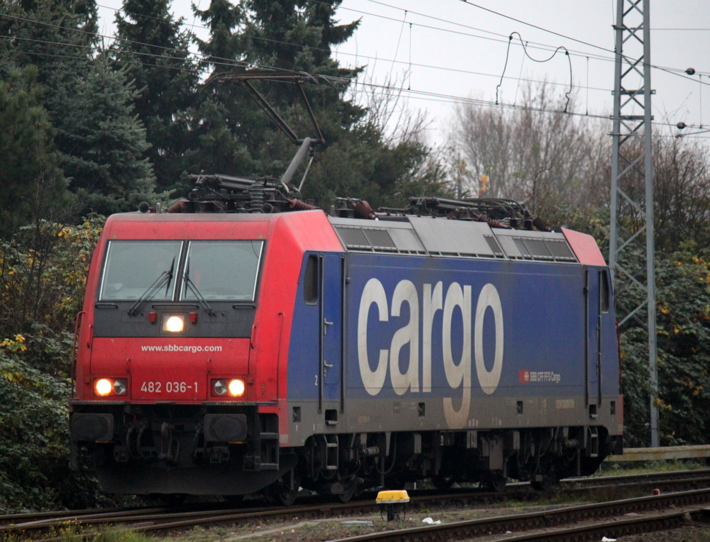 Nach dem der Holzzug Rostock-Stendal vom Wagenmeister abgenommen wurde durfte 482 036-1 gegen 08:23 Uhr an den Zug ran.22.11.2014