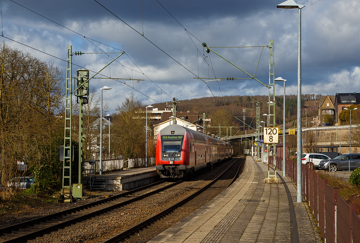 Nach dem Orkan „Ylenia“ am 16./ 17.Februar kam dann am 18. Februar 2022 der  Orkan „Zeynep“, der noch etwas heftiger, ab dem Nachmittag bis in die frühen Morgenstunden des 19.02. lobte. Der Bahnverkehr wurde in der Region schon nachmittags eingestellt. Am Morgen des 19.02. lief der Bahn-Regionalverkehr wieder langsam an. Es gab aber noch viele Ausfälle.

Hier hat der RE 9 - Rhein Sieg Express (RSX) Siegen - Köln – Aachen am 19.02.2022 Steuerwagen voraus den Bahnhof Kirchen (Sieg) erreicht, Schublok war die 146 005-4. Der Gegenzug nach Siegen fiel aus, dafür hatte der Gegenzug Umlauf der eine Stunde früher im Plan war, eine Stunde Verspätung. 

Aber nicht falsch verstehen, Schuld ist hier nicht die Bahn, sondern die Unwetter und so denke ich der fortscheidende Klimawandel. Es war völlig Richtig den Bahnverkehr einzustellen, denn Leib und Leben vom Personal und den Reisenden sind wichtiger. 