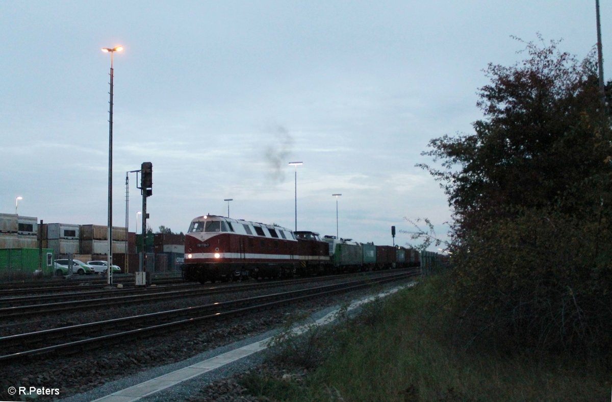 Nach dem der SETG ER20-01 den Containerzug Teil 2 samt Vectron 193 831  Christian Doppler  raus geholt hat setzten sich 118 770 und 204 237 an die Zugspitze und warten auf die Abfahrt nach Hof. 04.10.17