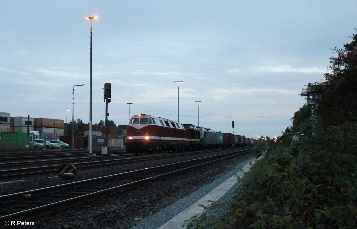 Nach dem der SETG ER20-01 den Containerzug Teil 2 samt Vectron 193 831  Christian Doppler  raus geholt hat setzten sich 118 770 und 204 237 an die Zugspitze und warten auf die Abfahrt nach Hof. 04.10.17